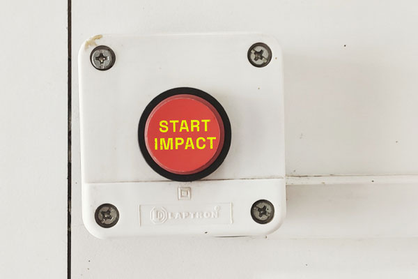 Ein roter Knopf zeigt die Aufschrift "Start Impact"