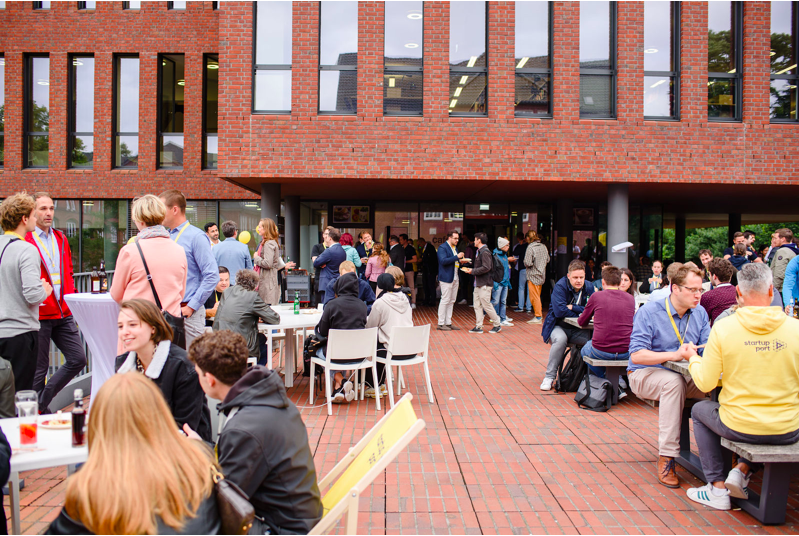 Impressionen vom Startup Port Community Day 2022: Networking auf der Terrasse