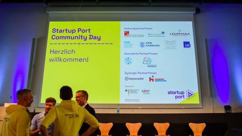 Impressionen vom Startup Port Community Day 2022: Menschen im Gespräch