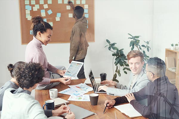 Junge Menschen diskutieren in einem Workshop