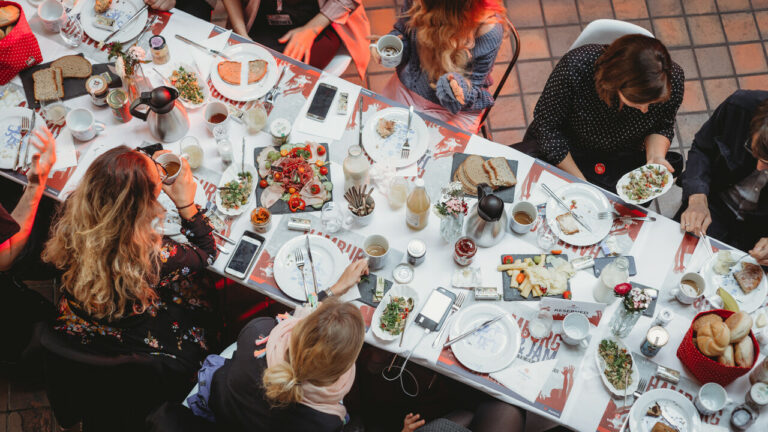 Gründungsinteressierte Frauen und Gründerinnen tauschen sich beim gemeinsamen Frühstück zu Herausforderungen und Erfahrungen aus.