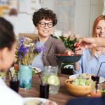 Gründungsinteressierte treffen sich mit Startup-Unternehmer*innen zuzm Erfahrungsaustausch beim Mittags-Snack
