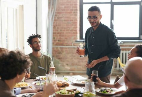 Gründungsinteressierte treffen sich mit Startup-Unternehmer*innen zuzm Erfahrungsaustausch beim Mittags-Snack