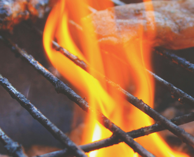 Heißt Flammen schlagen aus einem Grill
