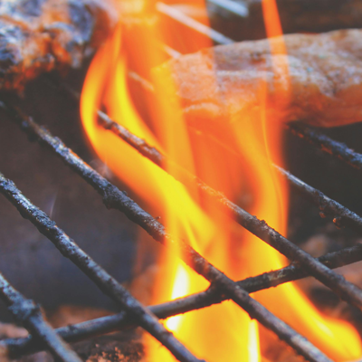 Heißt Flammen schlagen aus einem Grill