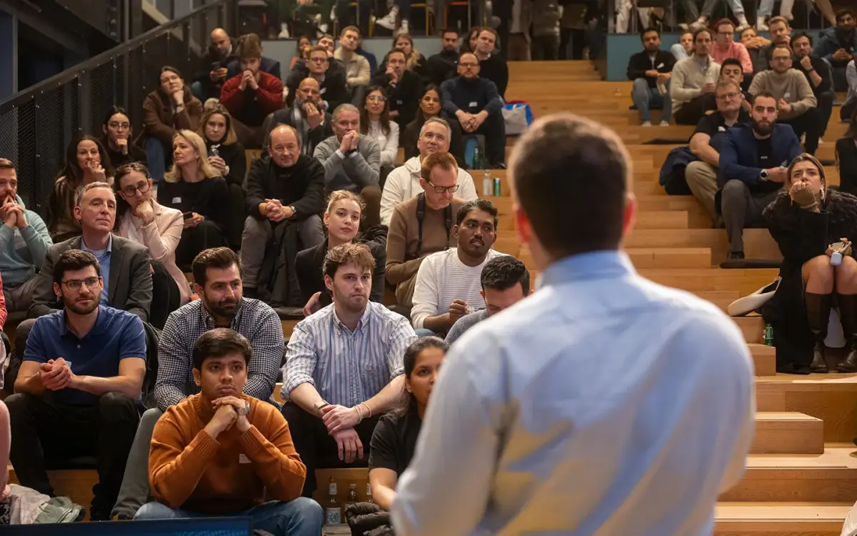 Menschen in einem Auditorium bei einem Accelerator Programm, iF Momentum von Impossible Founders
