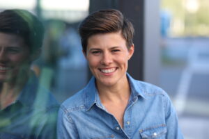 Portrait photo of Diana Huth, psychologist (M.Sc.) | certified stress trainer | longevity expert, for the Digital Detox workshop, Credit: Fuchs und Kaap